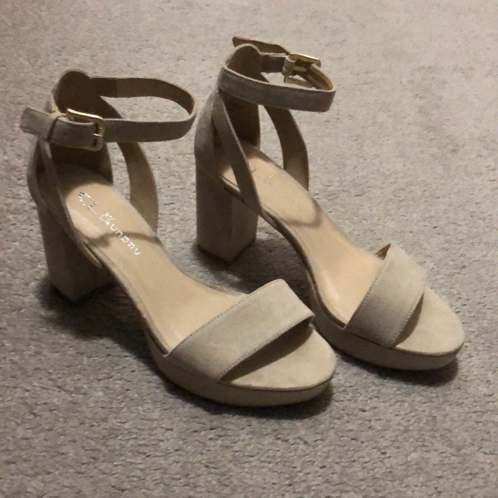 Women’s new without tags beige shoes size 7